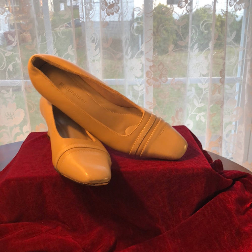 Gently worn, bone colored Naturalizer pumps